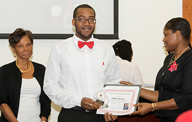  UVI student Oldain Claxton receives UVI Student Peer Educator certificate from Michelle Albany on St. Thomas Campus